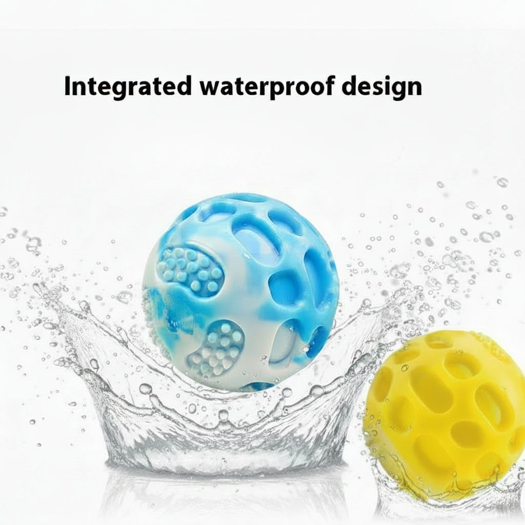 Blauwe en gele rubber kauwballen met noppenstructuur, waterdruppels