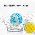 Blauwe en gele rubber kauwballen met noppenstructuur, waterdruppels