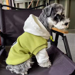 Fleecegefütterter Hundehoodie: grün, weißes Kapuzenteil, schräg seitlich