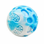 Blauwe rubber kauwbal met kuiltjes en noppen, waterbestendig design
