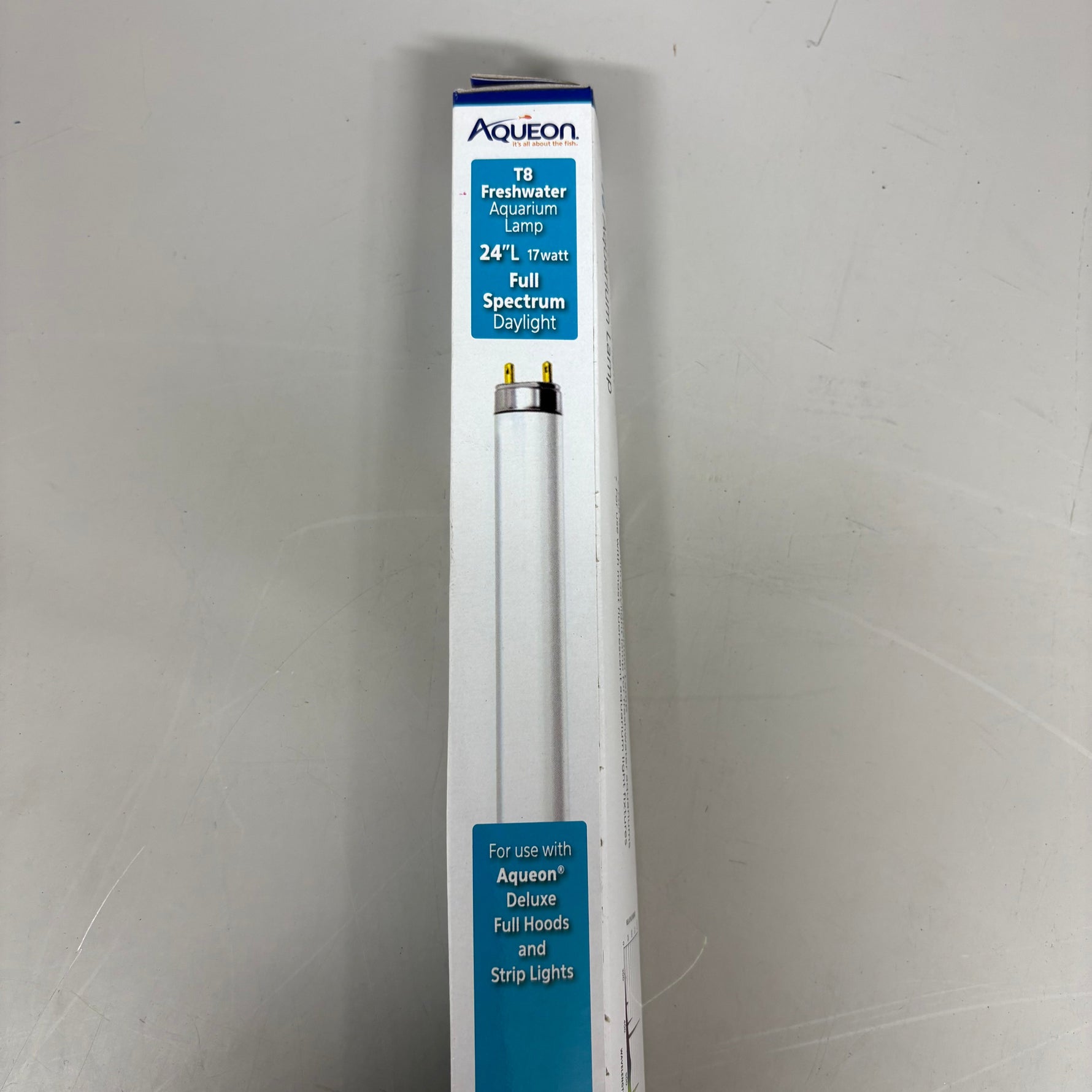 Aqueon T8 freshwater aquarium lamp box with full-spectrum daylight label