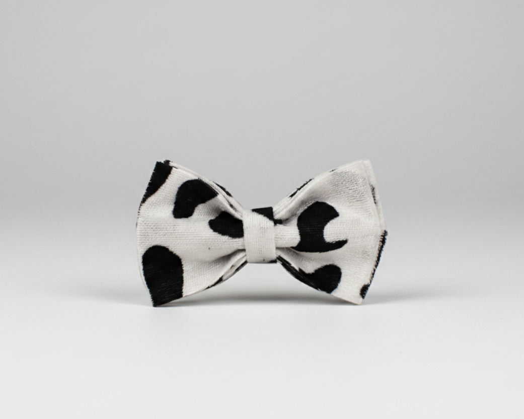 Heart-print bow tie: white fabric with black hearts, centered bow