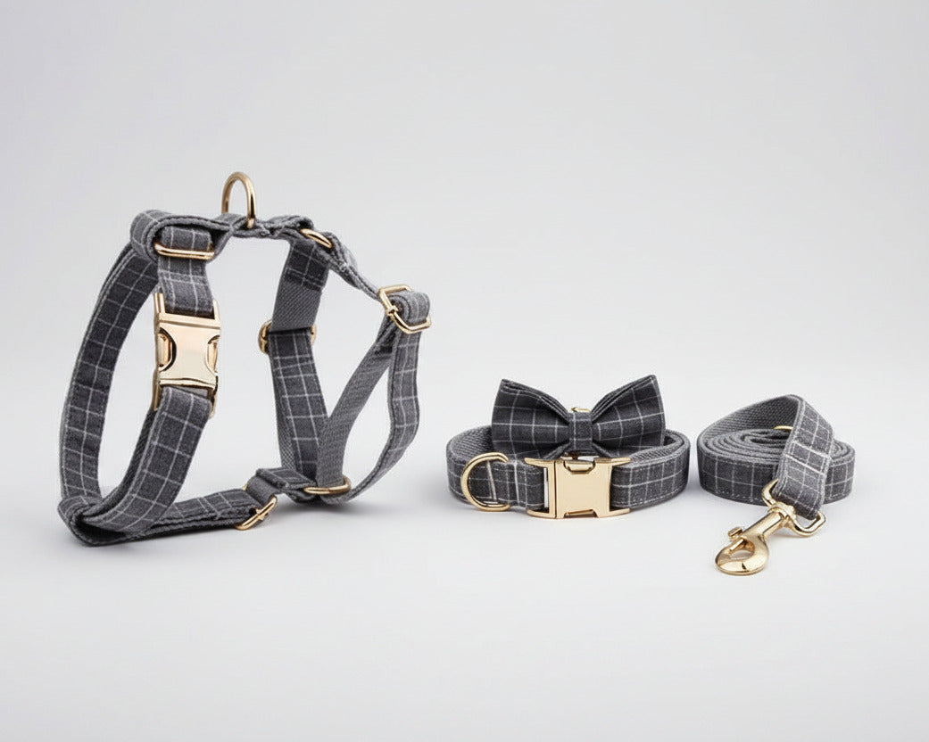 Graues Karogeschirr-Set mit Fliege, Halsband, Leine und goldenen Verschlüssen