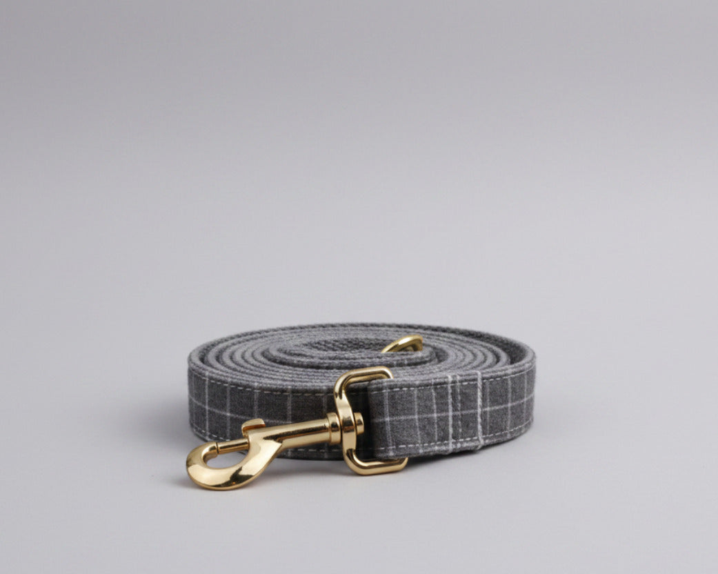 Graue Karomuster-Leine mit goldfarbenem Karabiner und Hakenverschluss