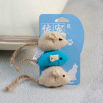 Plüschmäuse-Set: blaue Maus und zwei beige Mäuse mit Kordel, am Produkt-Kärtchen