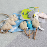 Plüschmäuse-Set: beige Mäuse und blaue Maus mit Kordel, mehrere Figuren am Kartenpack
